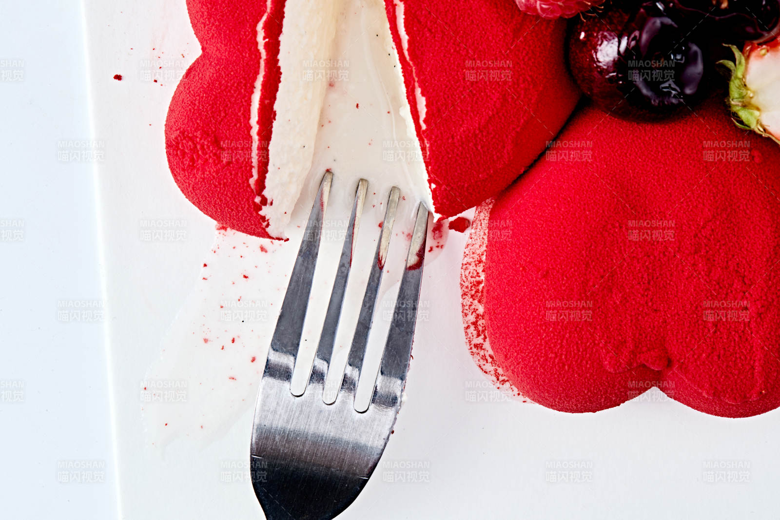 鲜水果抹茶心形奶油慕斯蛋糕图片