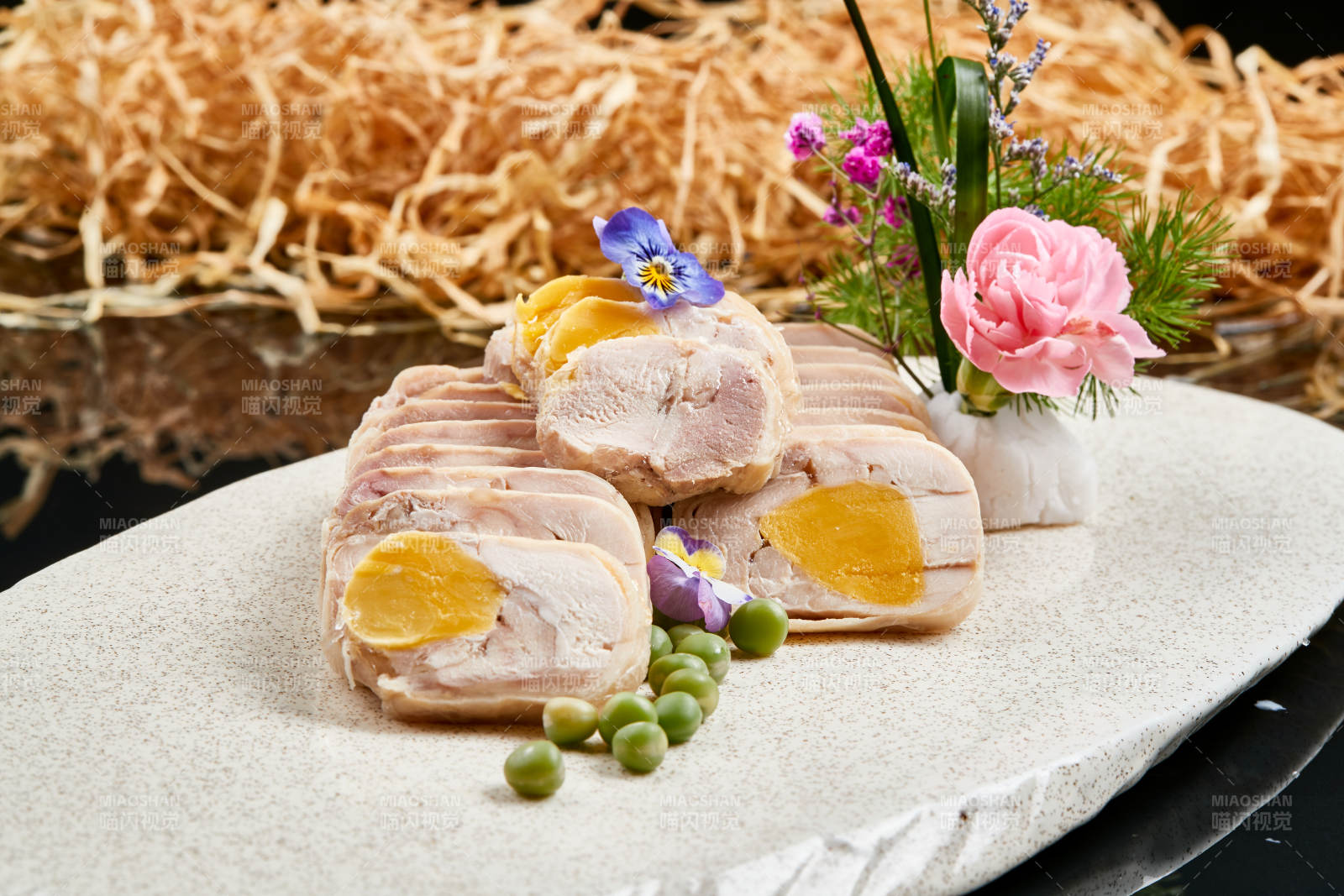 精美餐具装的鸡胸肉压咸蛋黄切片图片
