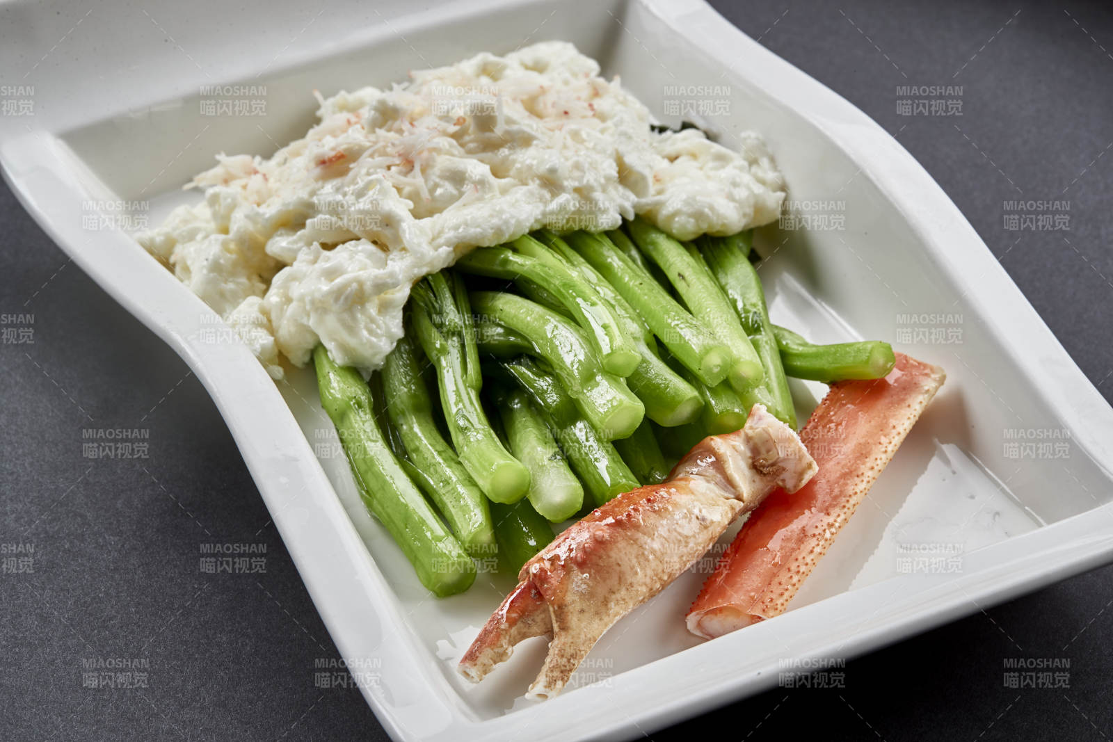 阿拉斯深海帝王蟹腿肉配芥蓝图片