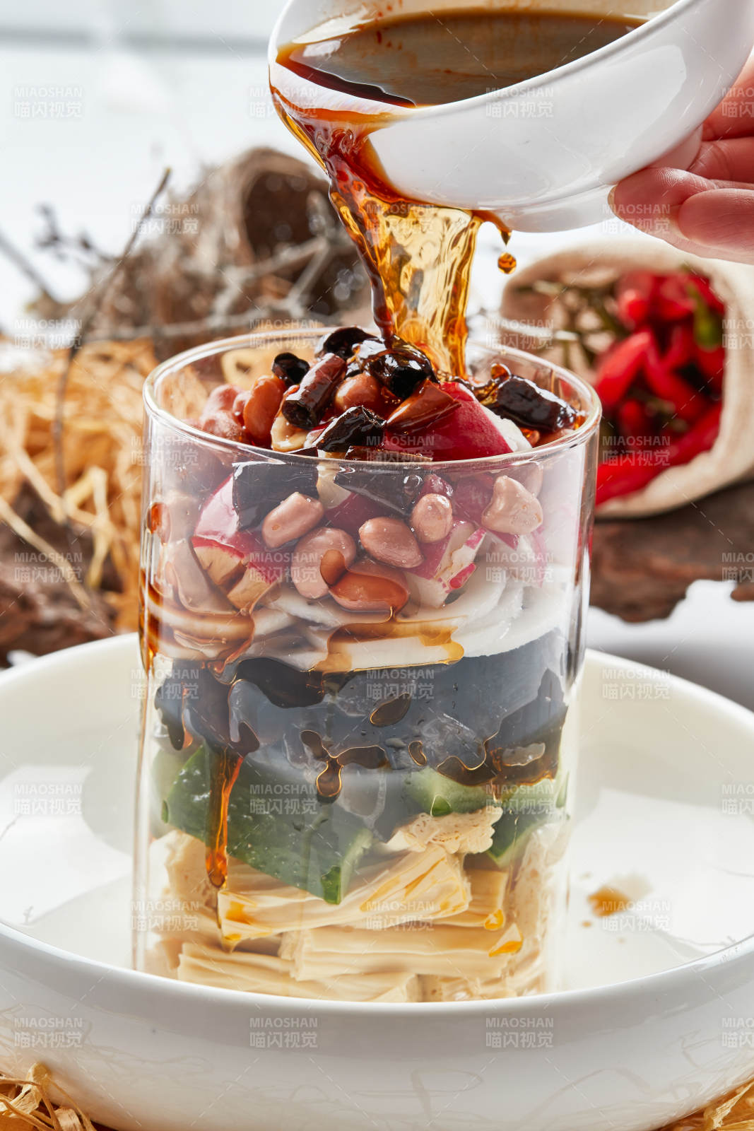 玻璃樽浇汁果仁腐竹木耳拌时蔬图片