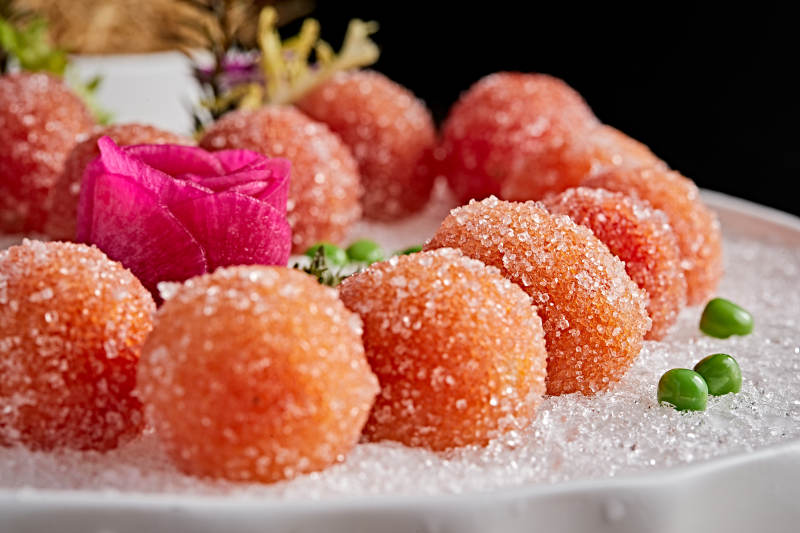 布满碎冰的餐具装的QQ糖衣冰冻圣女果图片