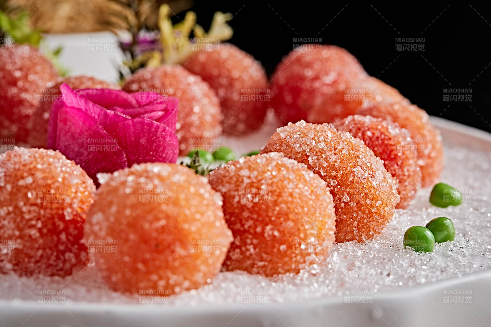 布满碎冰的餐具装的QQ糖衣冰冻圣女果图片