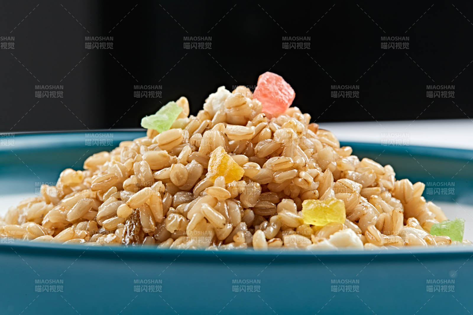 精美餐具装的粗粮燕麦米炒饭图片