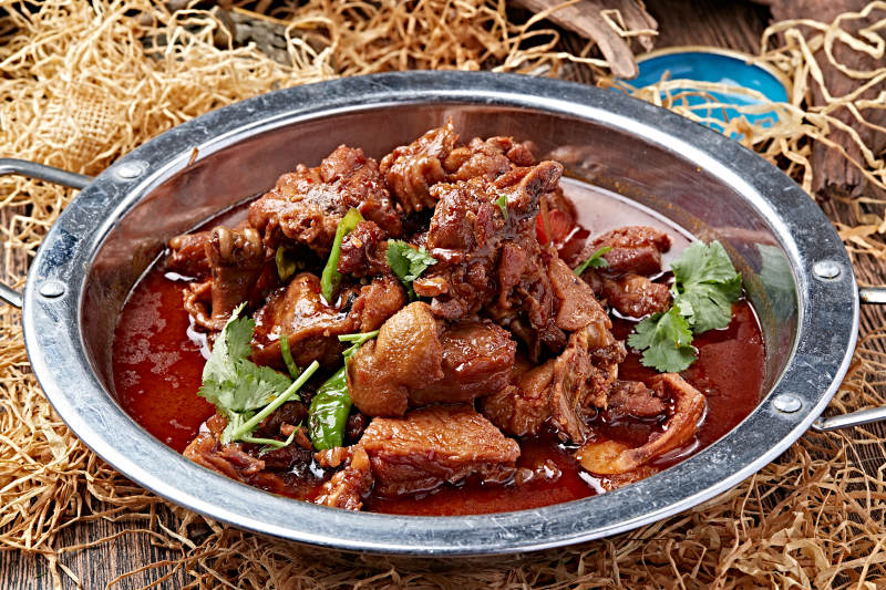 红焖铁锅炖柴鸡块图片