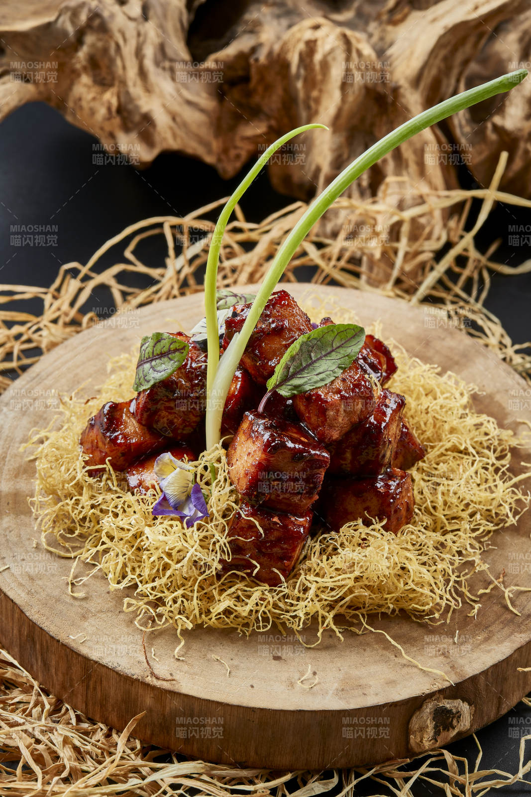 樟木砧板上的酱烧嫩牛方肉图片