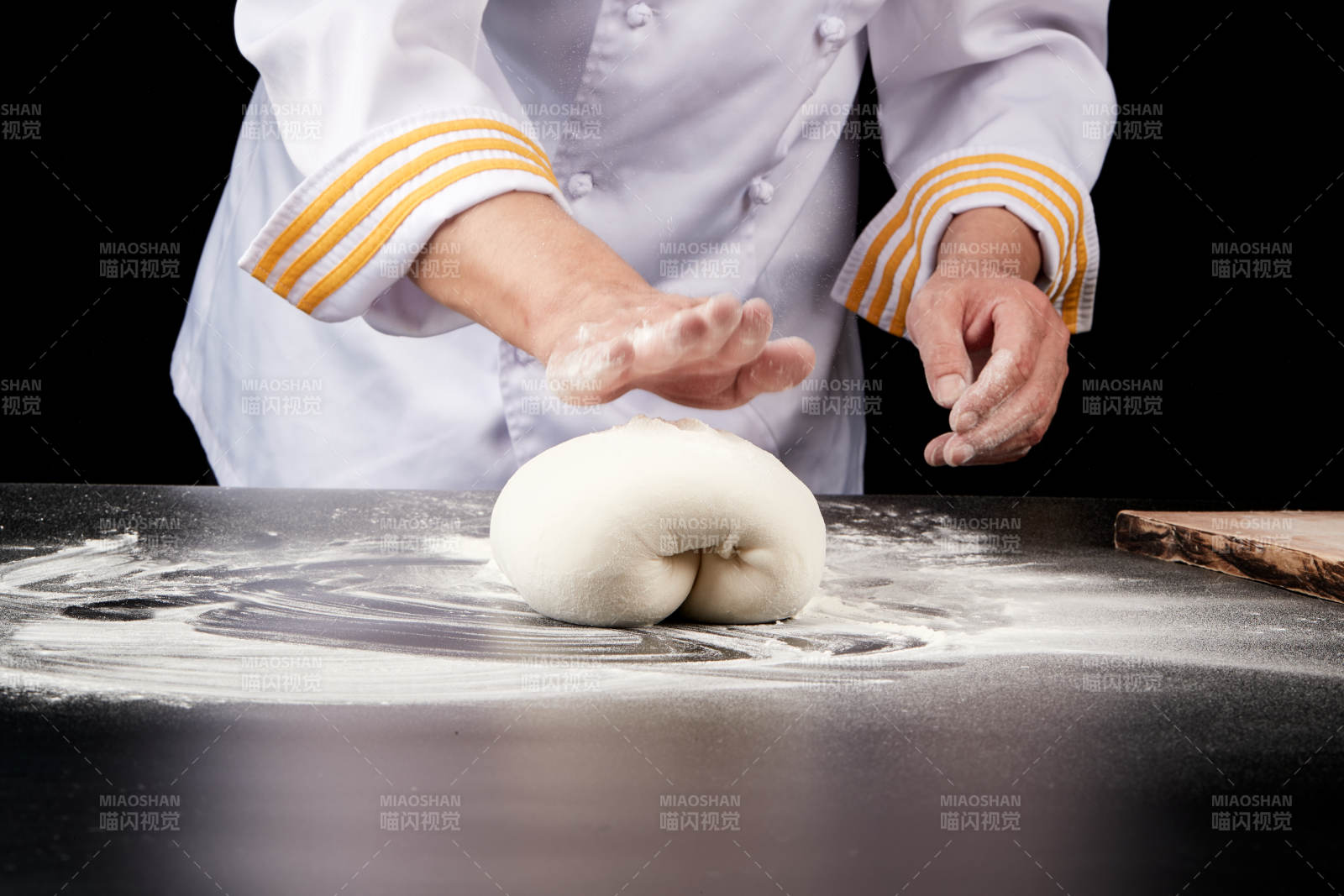 技艺精湛的山西刀削面师在展示刀削面制作图片