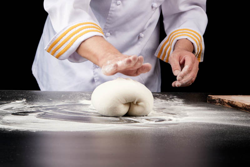 技艺精湛的山西刀削面师在展示刀削面制作图片