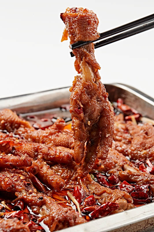 不锈钢盘装的川味红油香辣凤爪图片