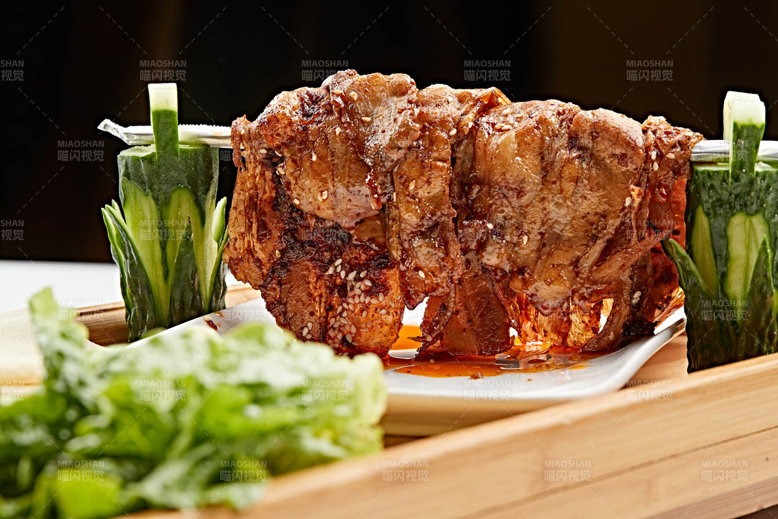 木质托盘装的饼卷晾干烤五花肉图片