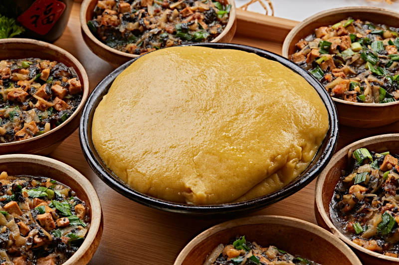 农家熬菜配实心黄面糕图片