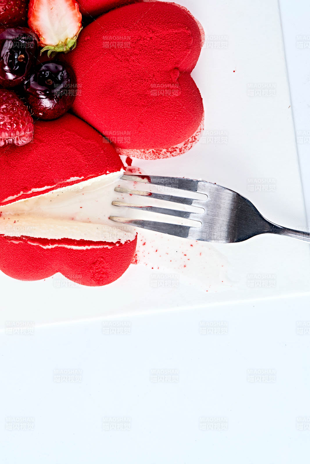 鲜水果抹茶心形奶油慕斯蛋糕图片