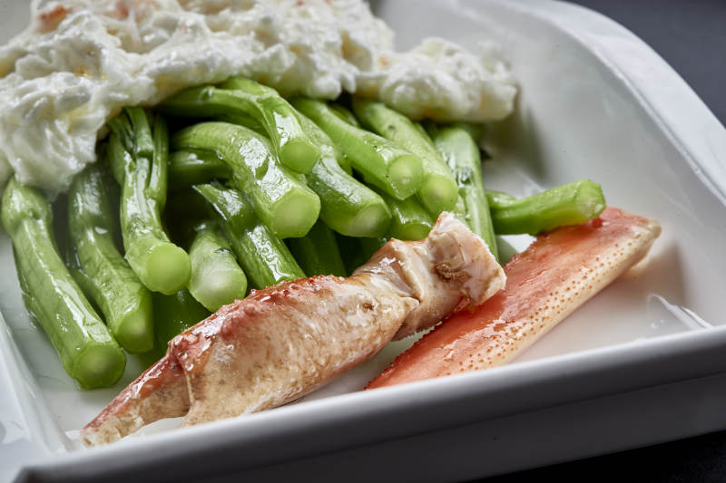 阿拉斯深海帝王蟹腿肉配芥蓝图片