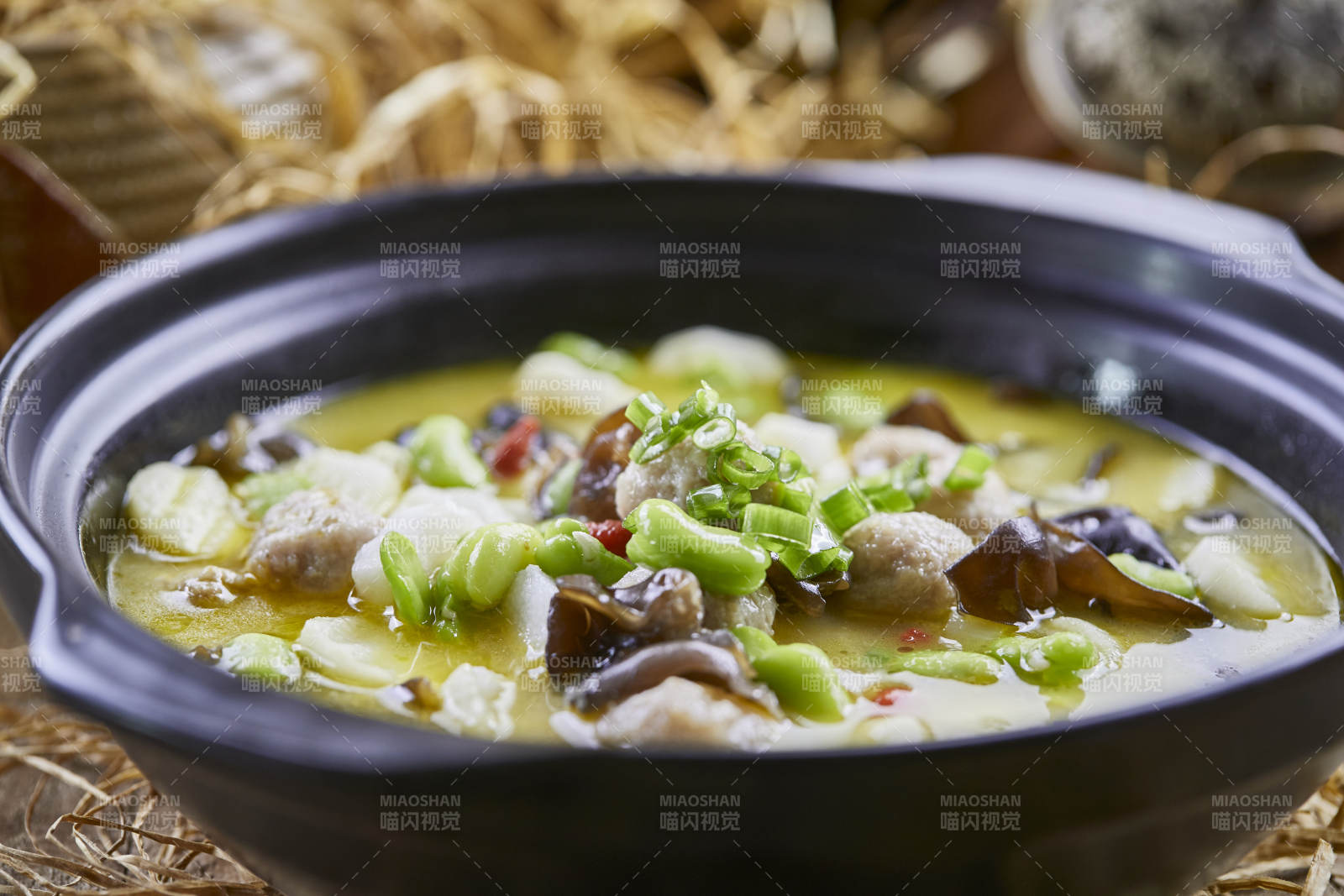 黑色砂锅装的鲜鸡汤芸豆杂菌煲图片