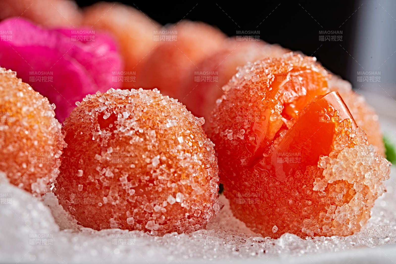 布满碎冰的餐具装的QQ糖衣冰冻圣女果图片