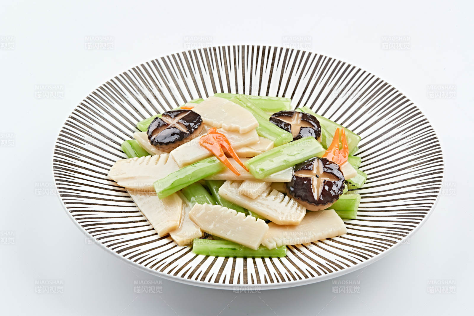 精美瓷餐具装的素食小炒图片