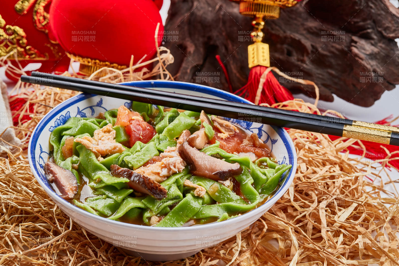 精美瓷餐具装的腊肉菠菜面图片