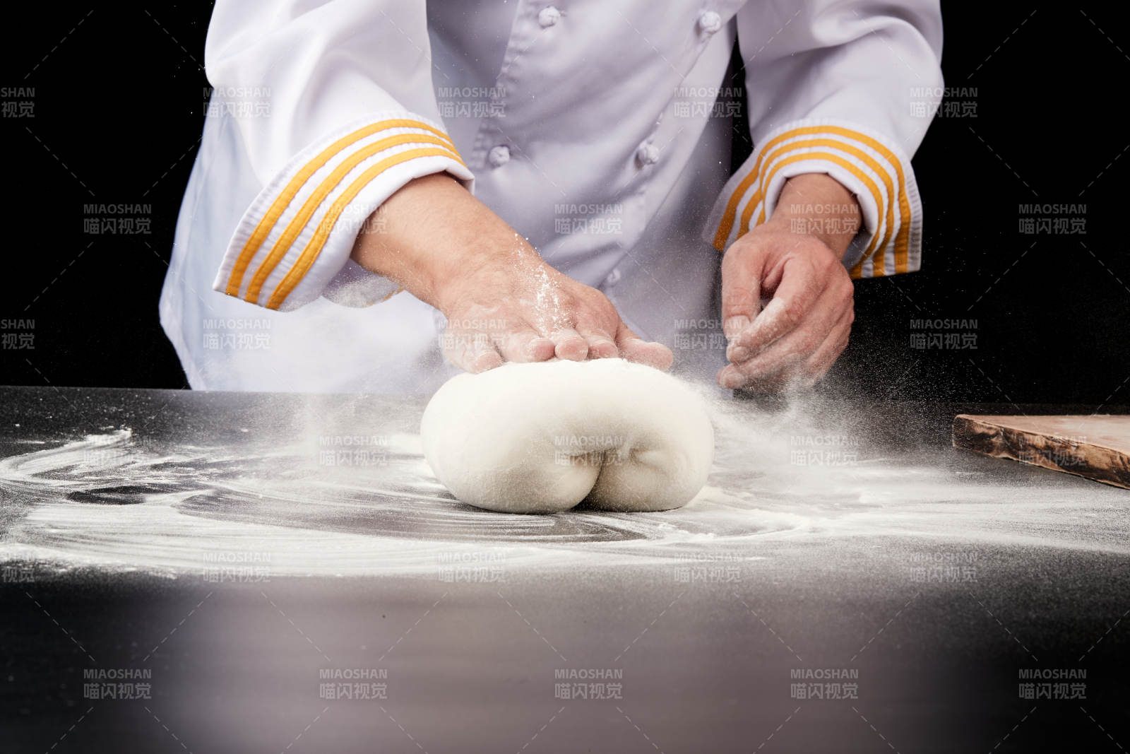 技艺精湛的山西刀削面师在展示刀削面制作图片