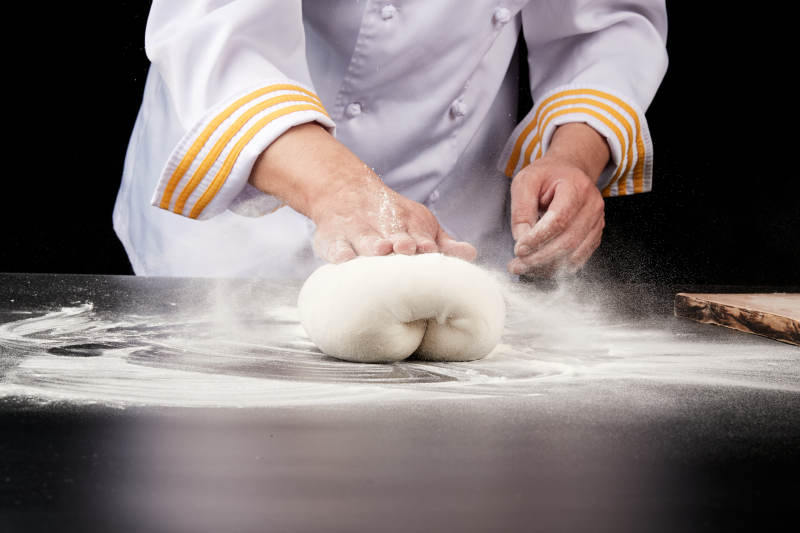 技艺精湛的山西刀削面师在展示刀削面制作图片