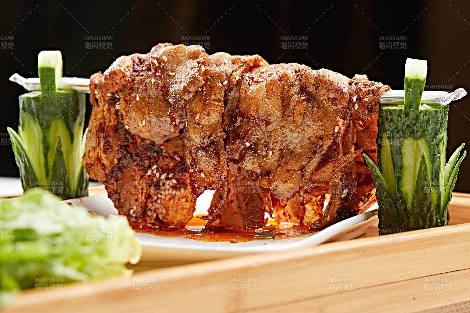 木质托盘装的饼卷晾干烤五花肉图片