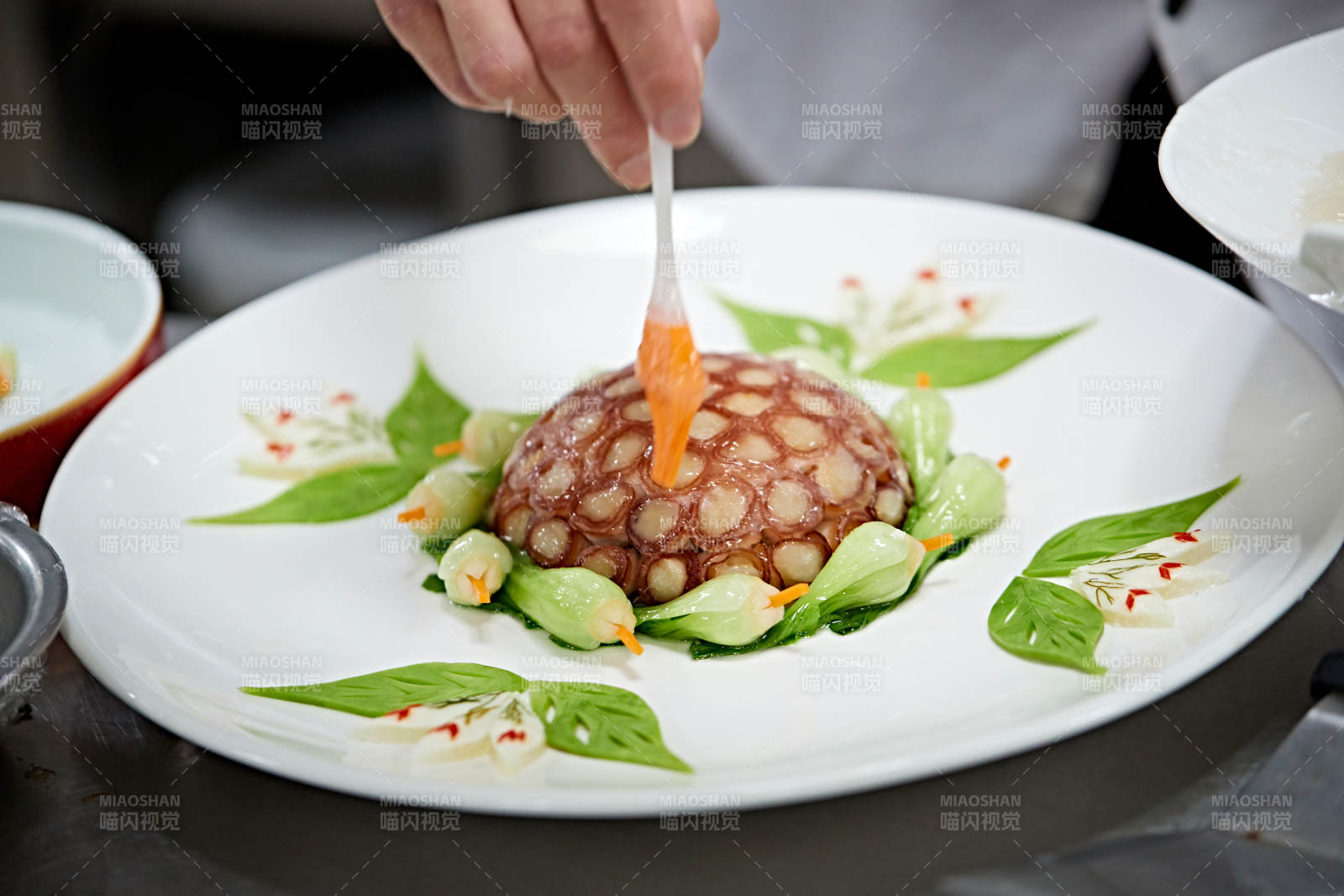 人与食物紧张忙碌的中餐厨房图片