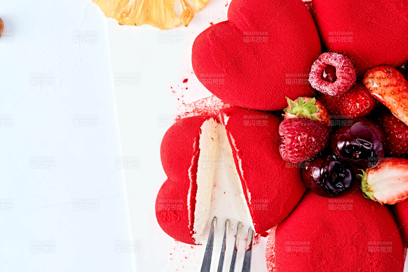 鲜水果抹茶心形奶油慕斯蛋糕图片