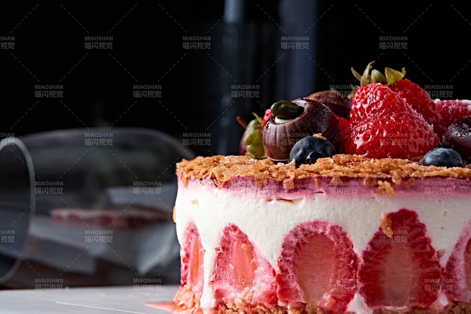 鲜水果点缀的鲜奶慕斯草莓烤坚果生日蛋糕图片