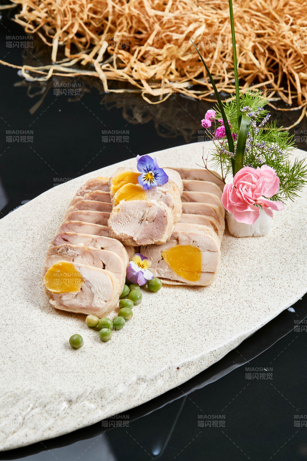 精美餐具装的鸡胸肉压咸蛋黄切片图片