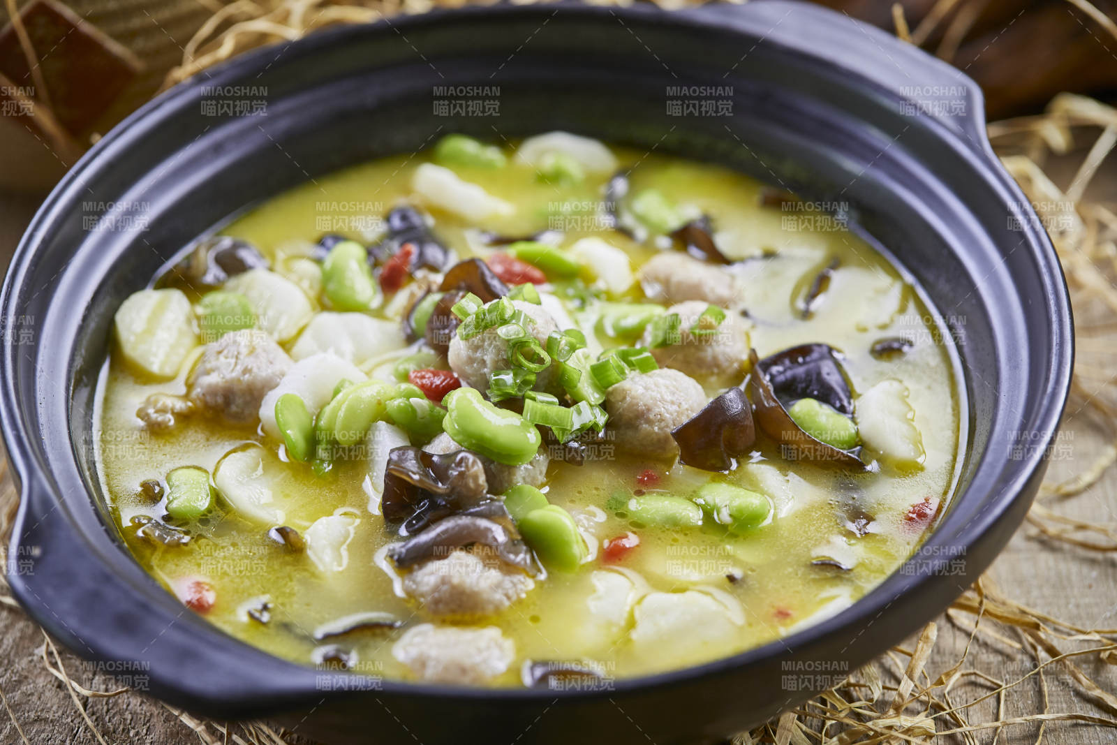 黑色砂锅装的鲜鸡汤芸豆杂菌煲图片