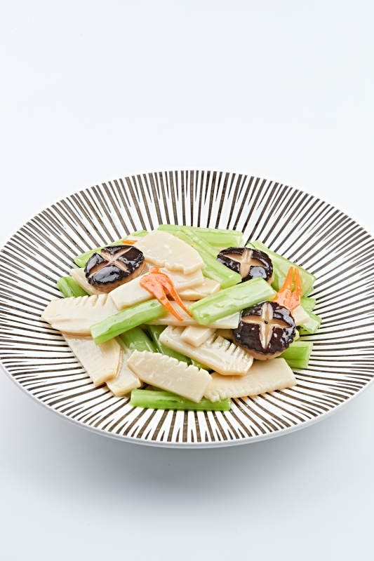 精美瓷餐具装的素食小炒图片