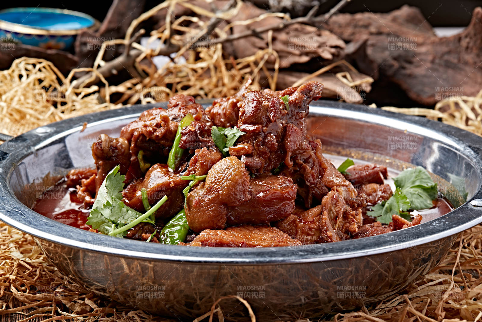 红焖铁锅炖柴鸡块图片