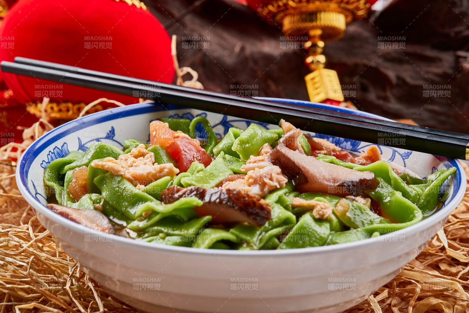 精美瓷餐具装的腊肉菠菜面图片