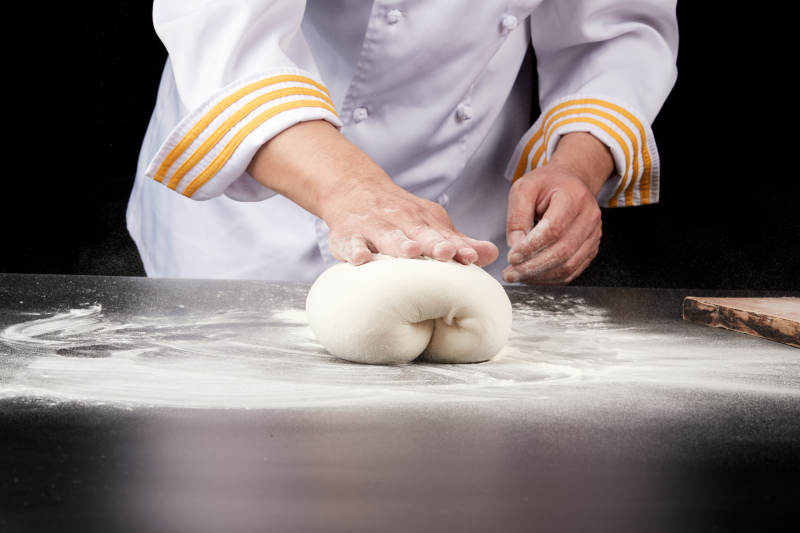 技艺精湛的山西刀削面师在展示刀削面制作图片