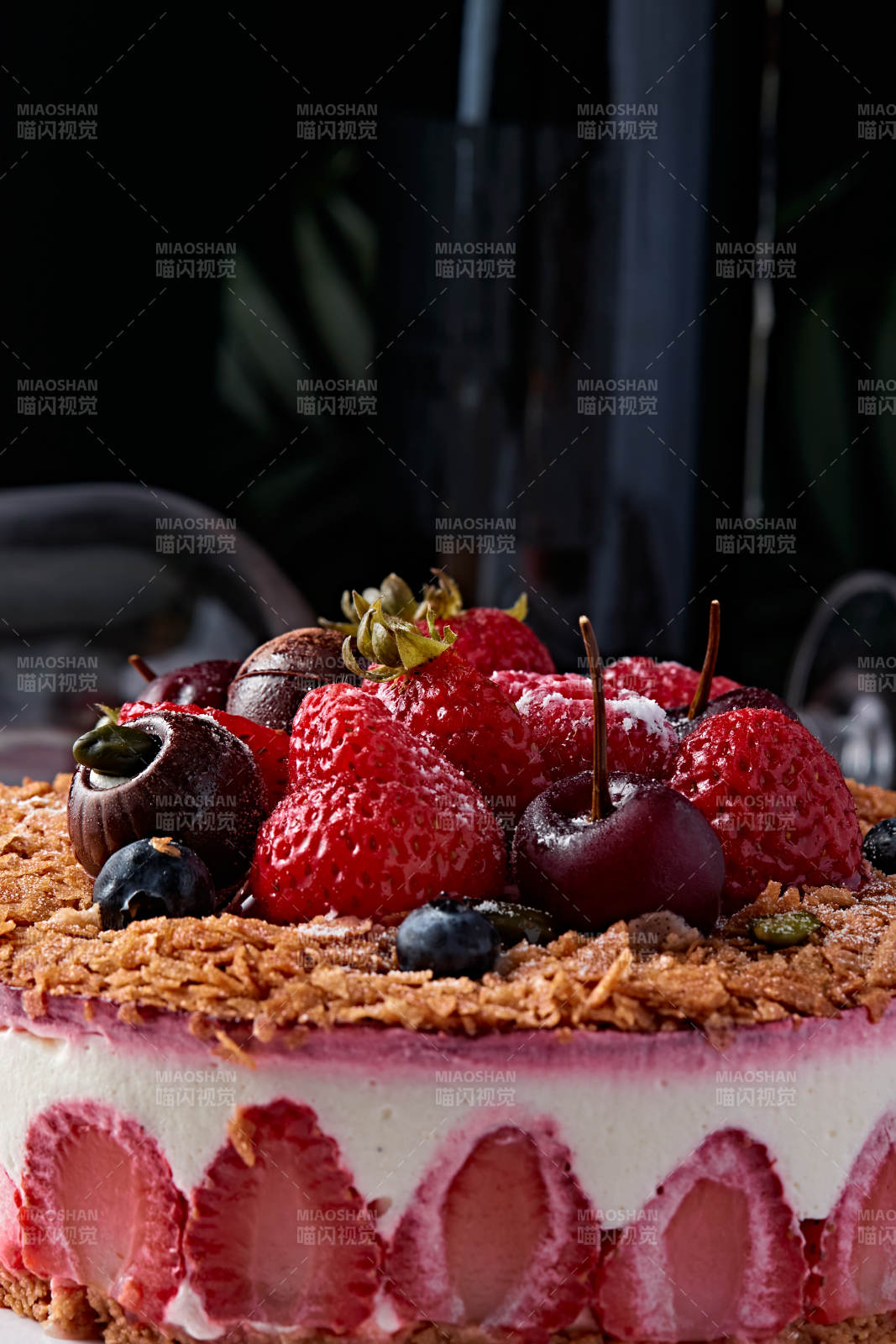 鲜水果点缀的鲜奶慕斯草莓烤坚果生日蛋糕图片