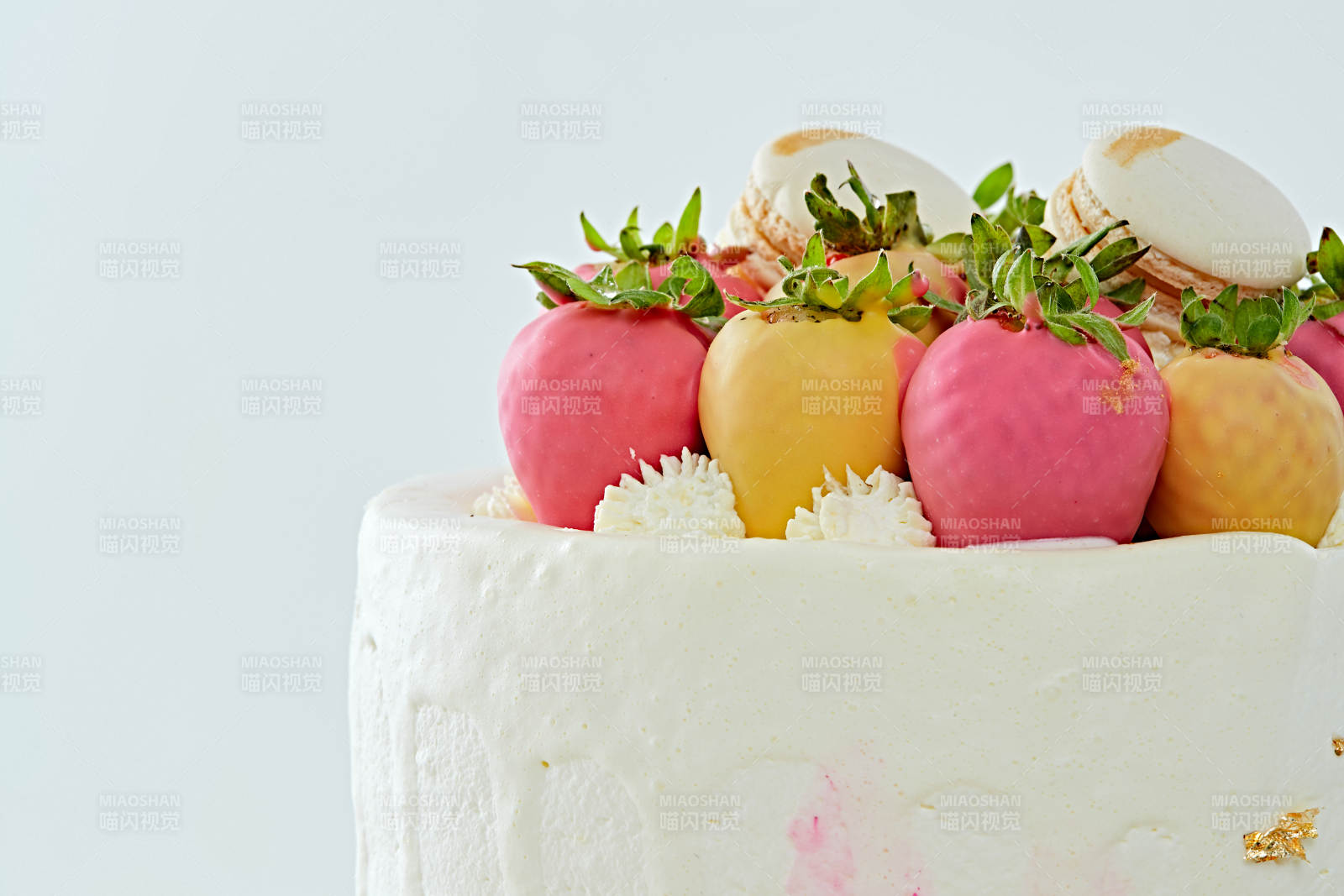 鲜草莓马卡龙法式多层奶夹心油蛋糕图片