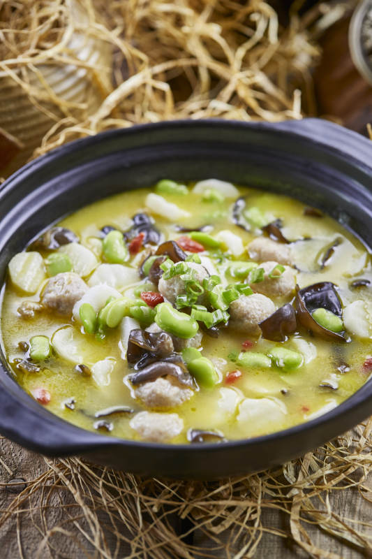 黑色砂锅装的鲜鸡汤芸豆杂菌煲图片