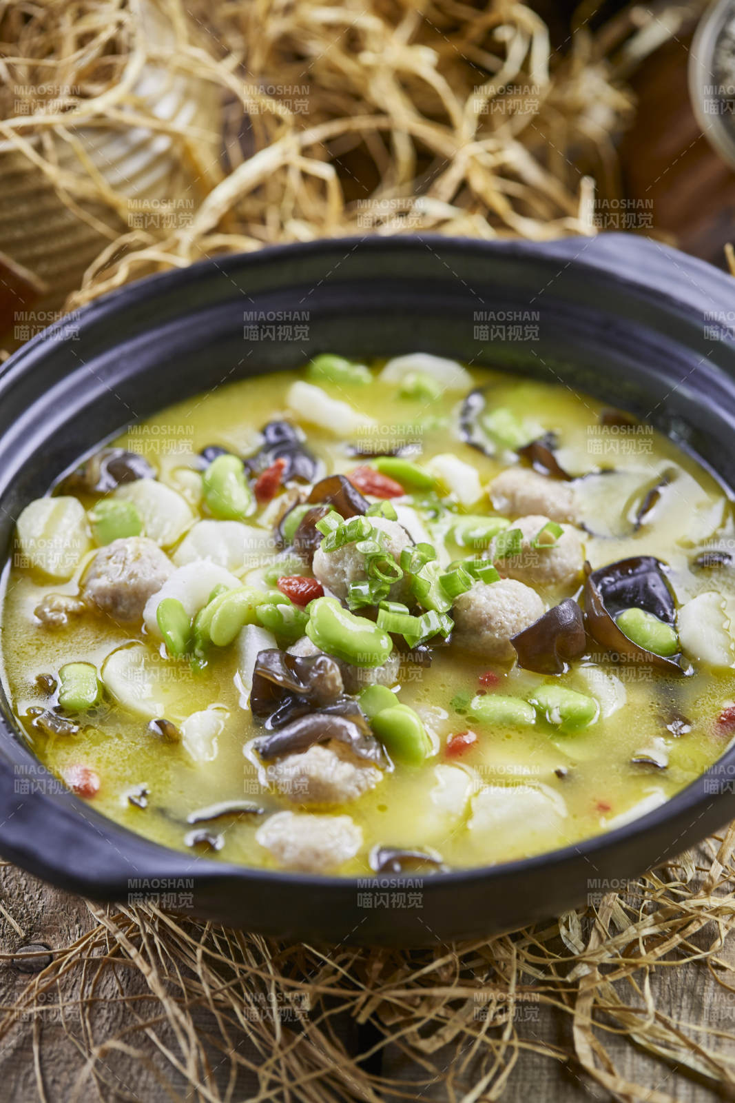 黑色砂锅装的鲜鸡汤芸豆杂菌煲图片