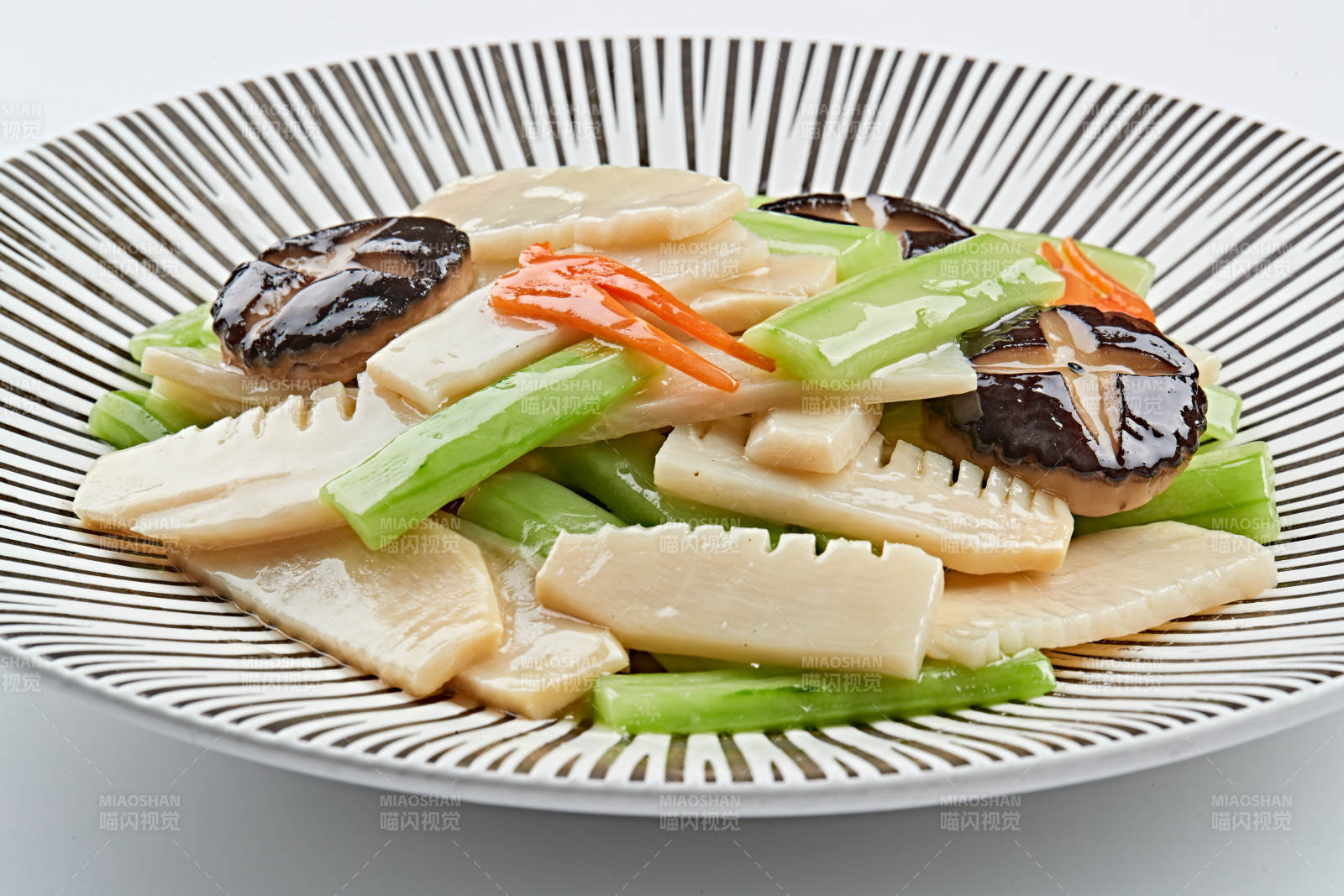 精美瓷餐具装的素食小炒图片