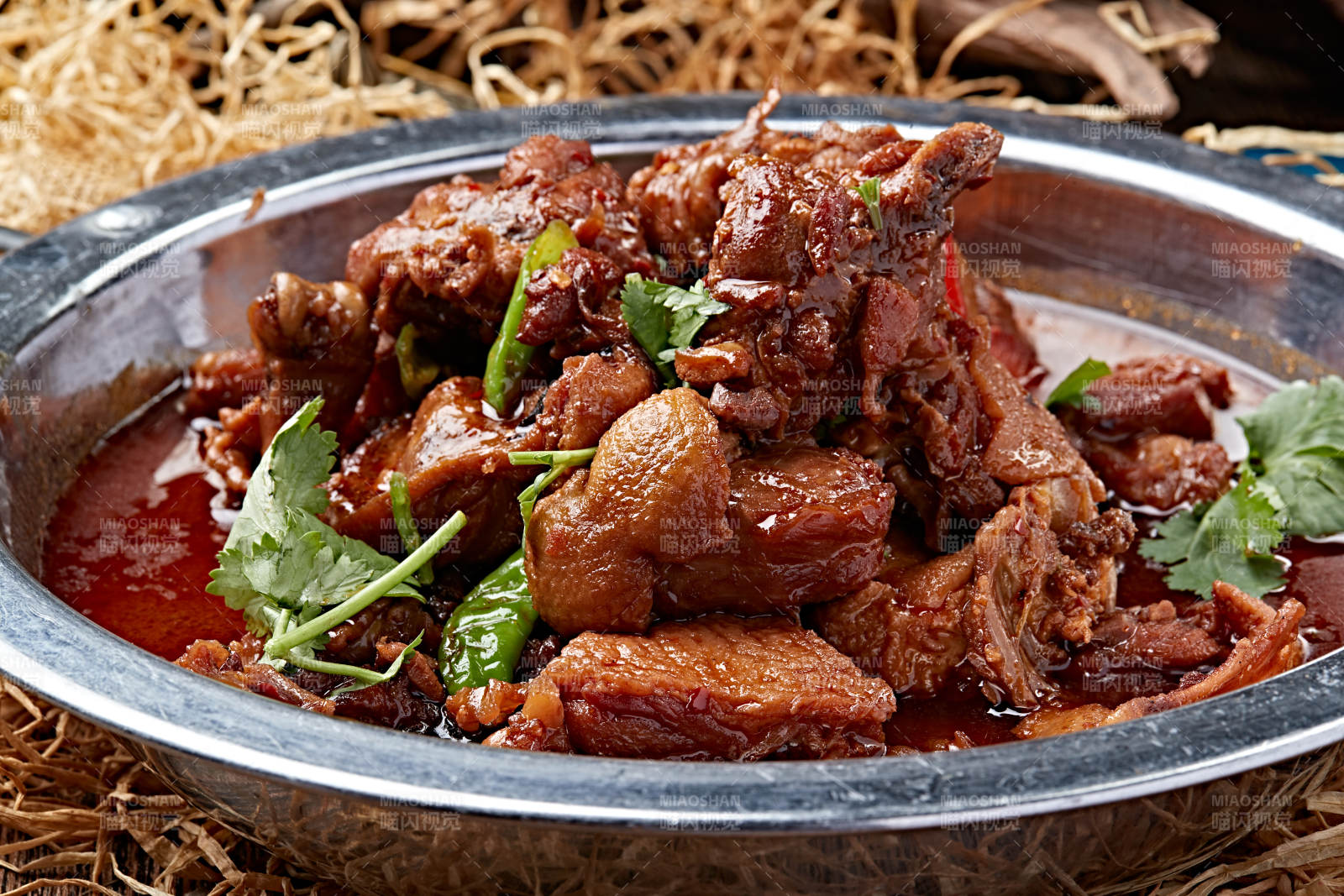 红焖铁锅炖柴鸡块图片