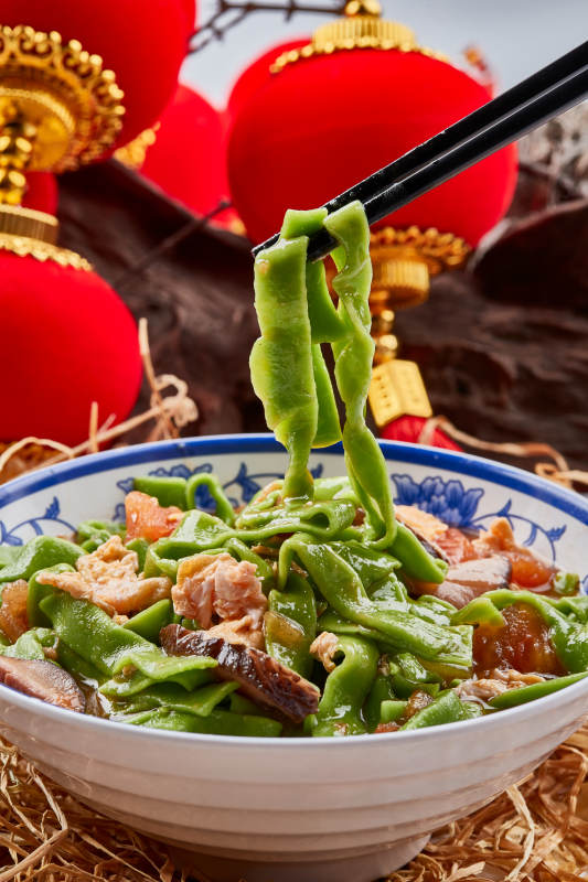 精美瓷餐具装的腊肉菠菜面图片