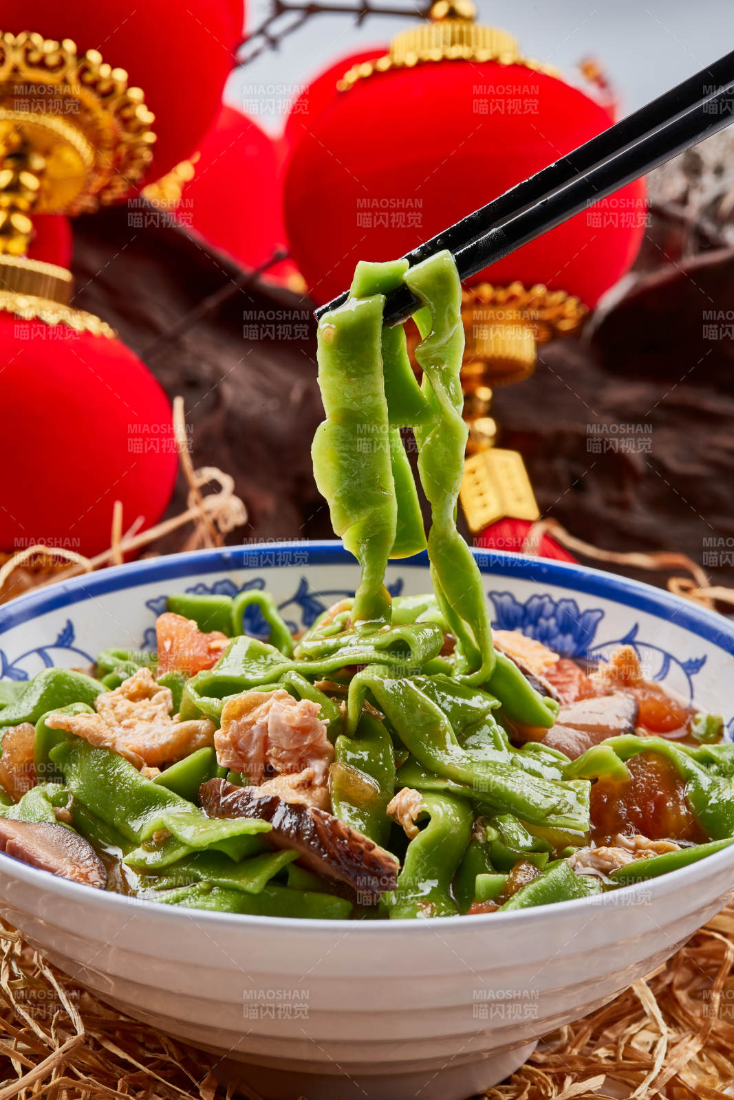 精美瓷餐具装的腊肉菠菜面图片