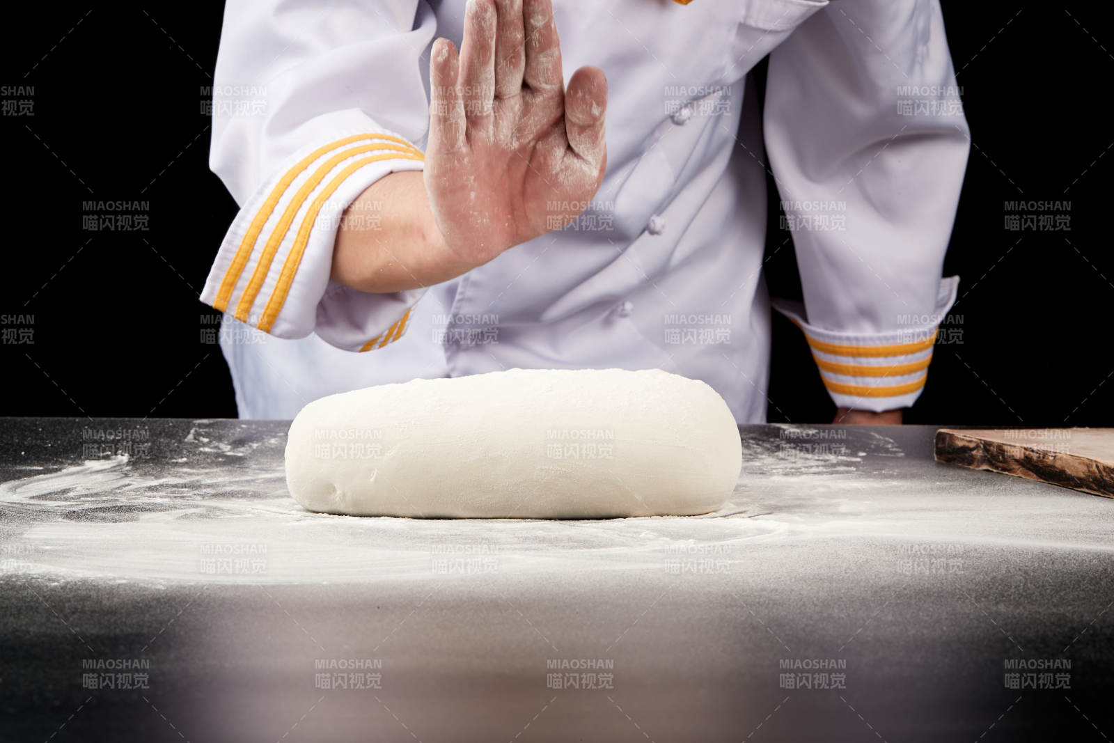 技艺精湛的山西刀削面师在展示刀削面制作图片