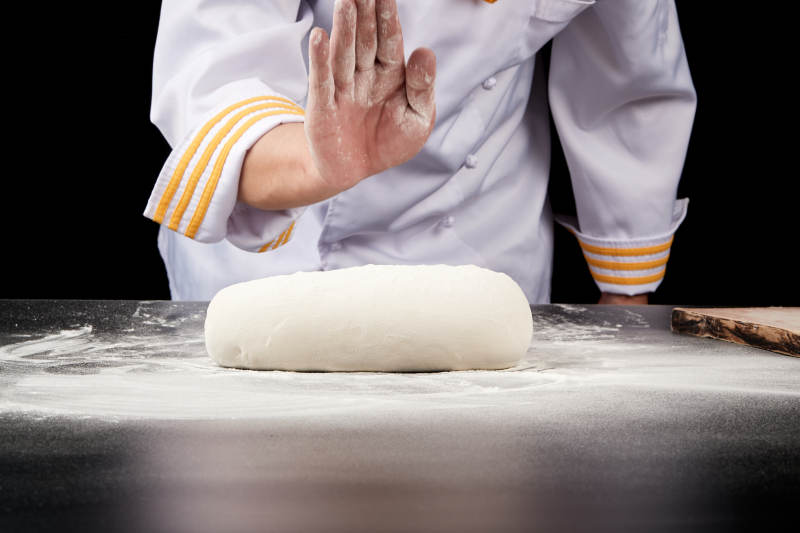 技艺精湛的山西刀削面师在展示刀削面制作图片