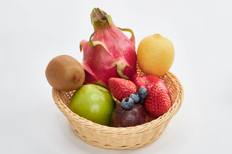 白色背景上摆放的新鲜水果篮图片