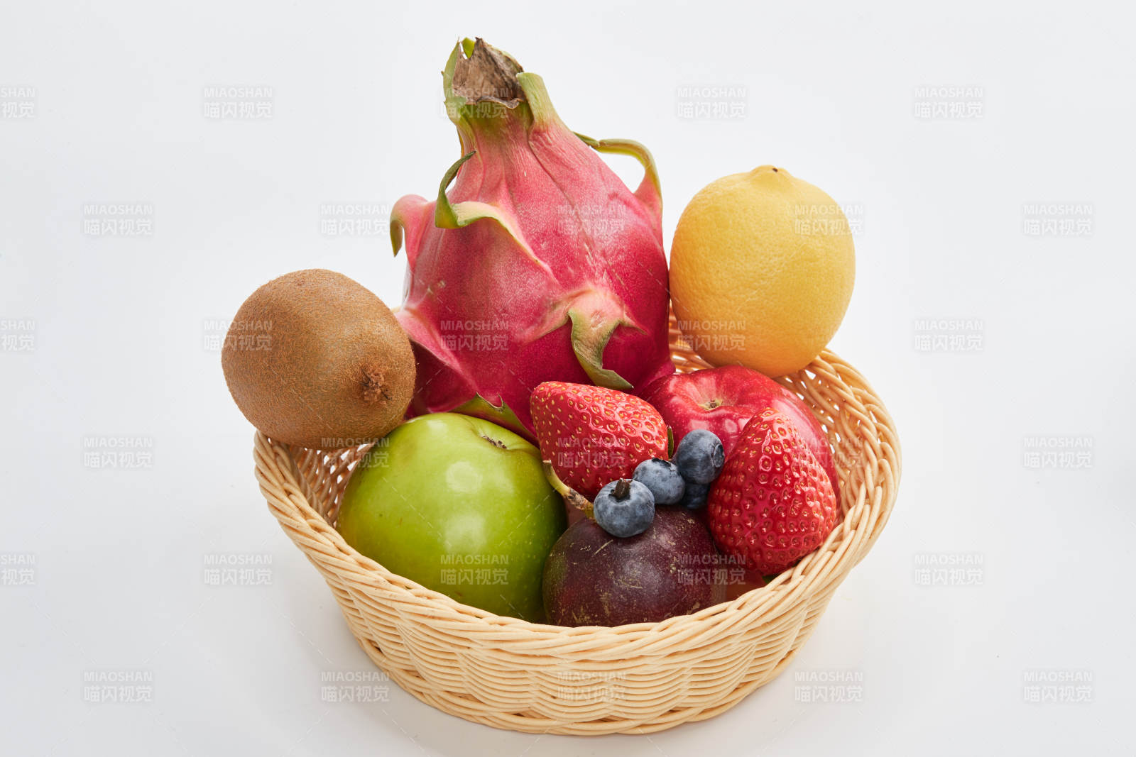 白色背景上摆放的新鲜水果篮图片
