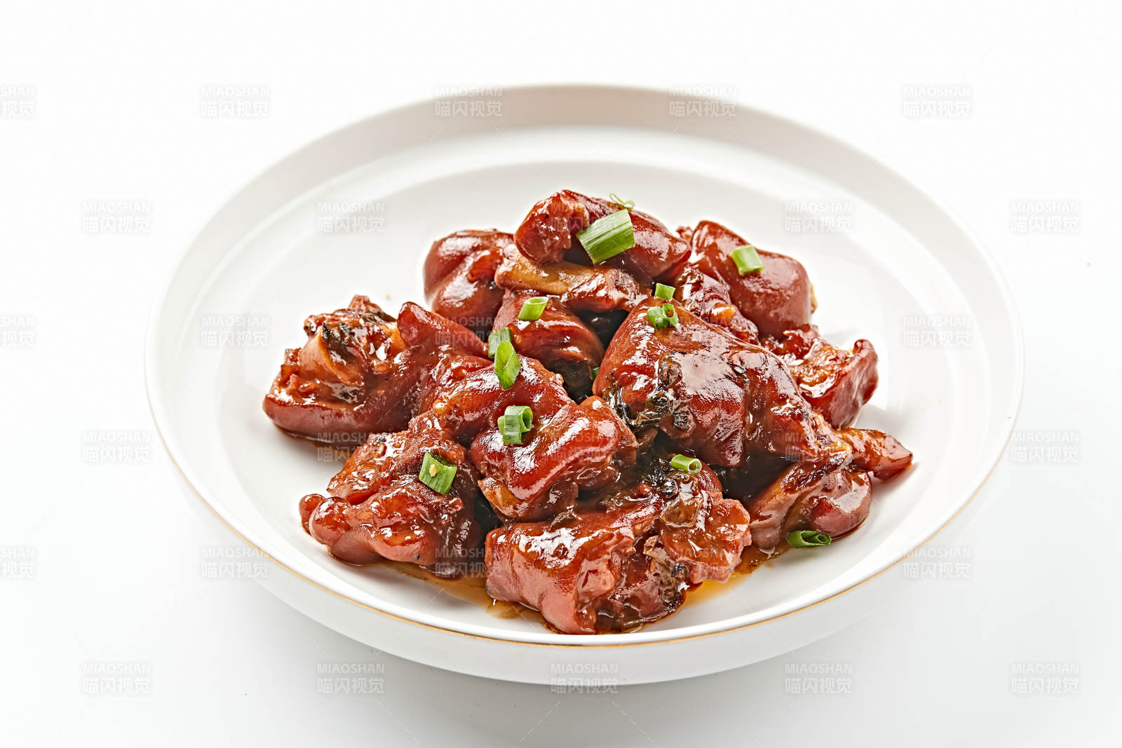白色瓷盘装的酱香红烧猪蹄块图片