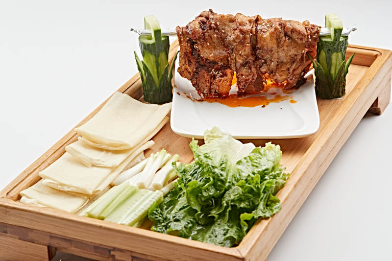 木质托盘装的饼卷晾干烤五花肉图片