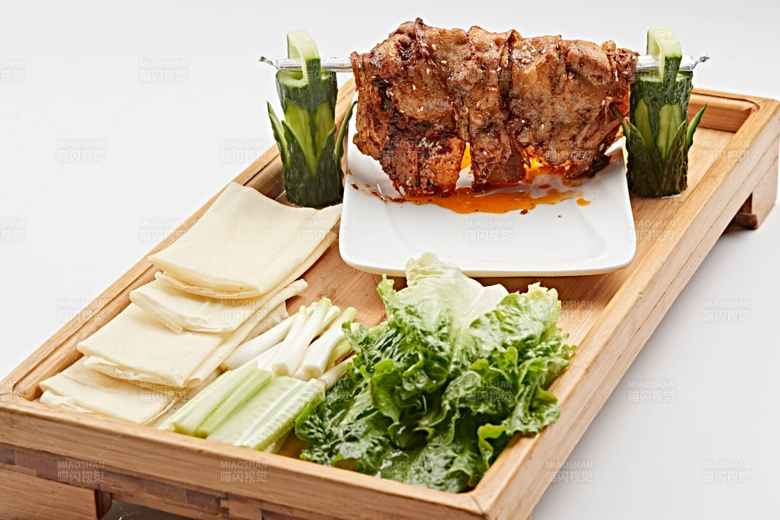 木质托盘装的饼卷晾干烤五花肉图片