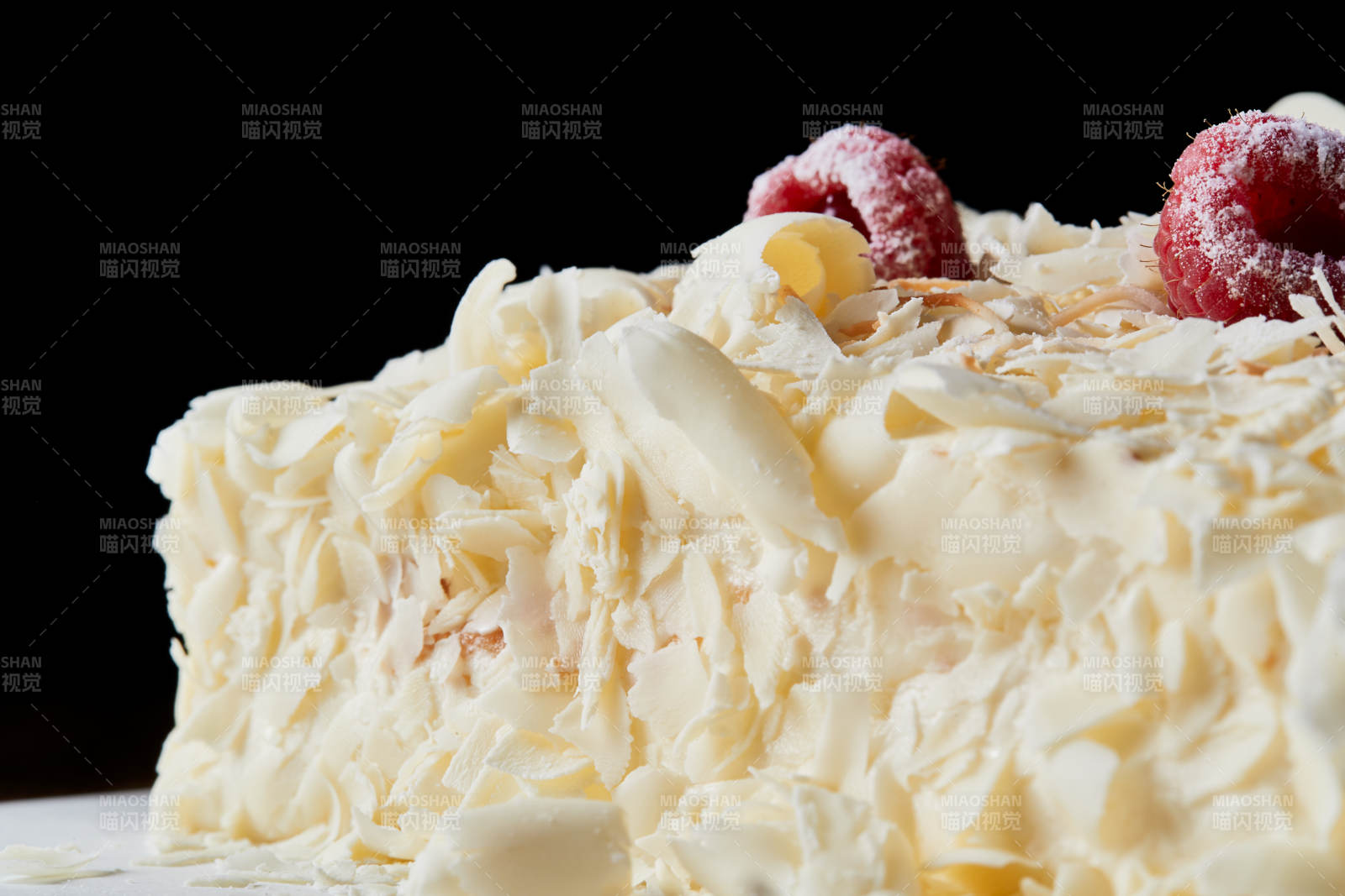 草莓白巧克力榴莲慕斯生日蛋糕图片