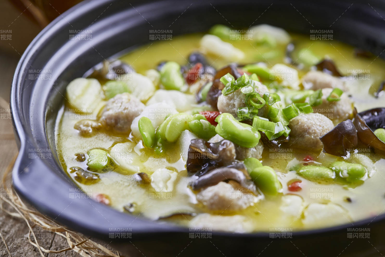 黑色砂锅装的鲜鸡汤芸豆杂菌煲图片