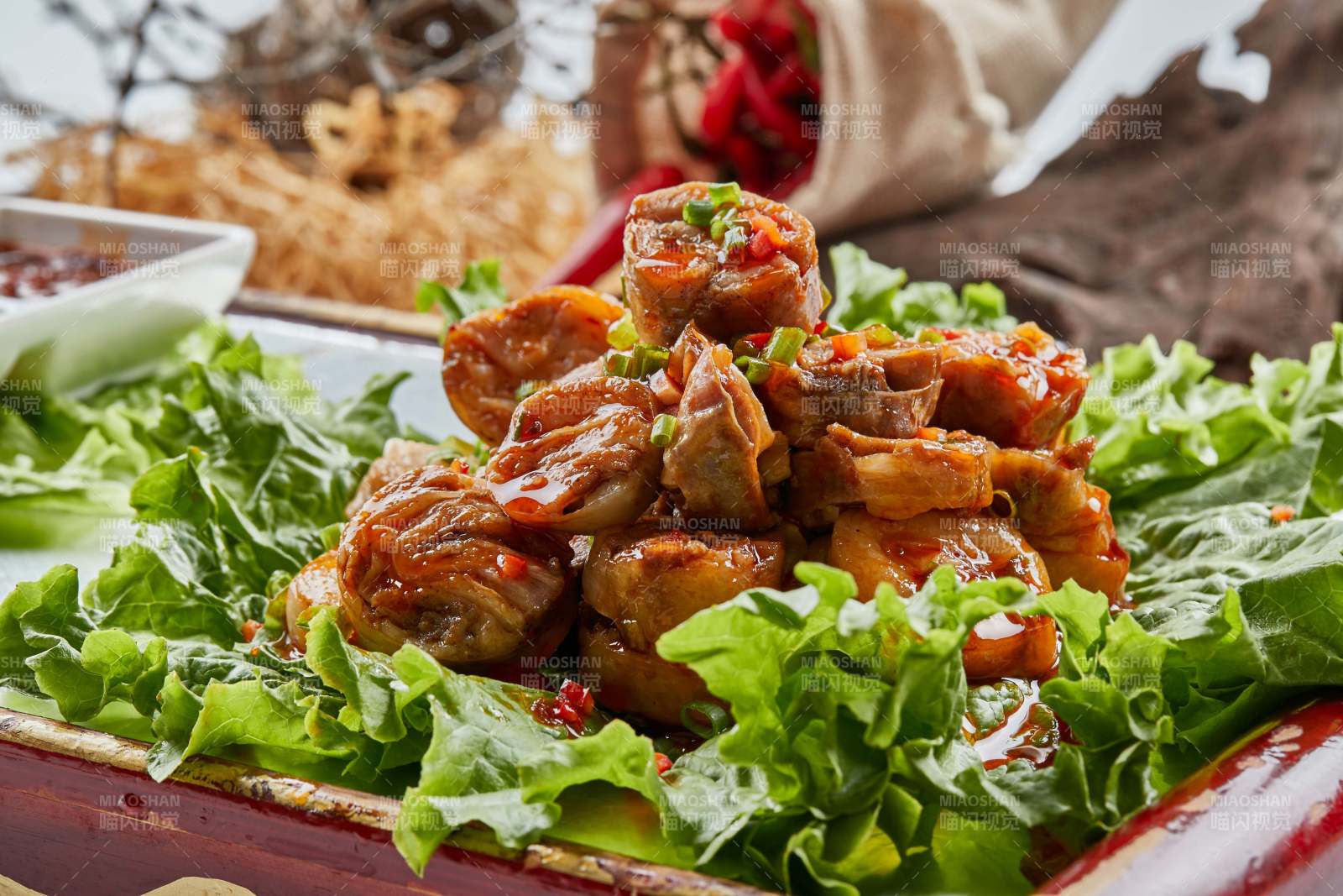 木质托盘装的美味蒙餐香辣灌肉肠图片